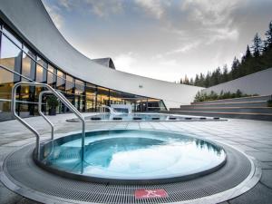 a building with a hot tub in front of a building at Charmant appartement 3* à Courchevel Village, idéal pour familles - Proche Aquamotion, 4 pers. - FR-1-575-9 in Courchevel