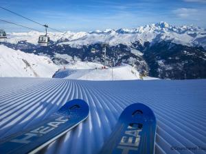 a pair of skis on top of a snow covered mountain at Charmant 2.5 pièces à Courchevel Village - Près des pistes, pour 4 pers., label charme 9/10 - FR-1-575-67 in Courchevel