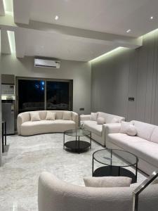 Χώρος καθιστικού στο The Villa Exotica with Pool, Lawn and Indoor Games