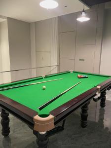 Τραπέζι μπιλιάρδου στο The Villa Exotica with Pool, Lawn and Indoor Games