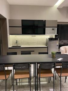 Η κουζίνα ή μικρή κουζίνα στο The Villa Exotica with Pool, Lawn and Indoor Games