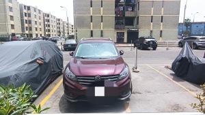 リマにあるMini Apartamento Vista Verdeの駐車場に駐車され、カバーがかけられた車
