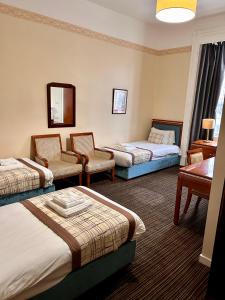Ένα ή περισσότερα κρεβάτια σε δωμάτιο στο Royal Thurso Hotel