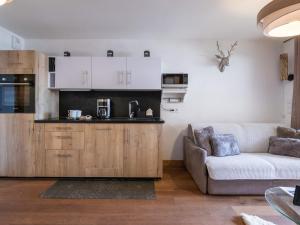 ein Wohnzimmer mit Couch und Küche in der Unterkunft Appartement charmant 4 pers, piste proche, parking, Les Saisies - FR-1-809-13 in Les Saisies + 5 Fotos