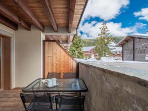 eine Terrasse mit einem Tisch und Stühlen an der Wand in der Unterkunft Appartement charmant 4 pers, piste proche, parking, Les Saisies - FR-1-809-13 in Les Saisies