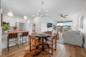 Una cocina y una sala de estar con mesa y sillas. en 301 W Meadow Mile #3, en Fraser