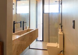 Ένα μπάνιο στο Koloa Concept Hotel +73 φωτογραφίες