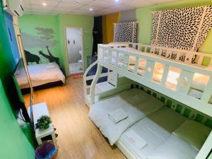 台中市にあるFengchia Helsinkiの二段ベッドが2つある小さな部屋 +33枚の写真