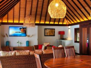 Sjónvarps- og/eða afþreyingartæki á Sofitel Kia Ora Moorea Beach Resort