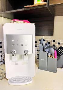 Una cafetera colocada encima de un mostrador en Tamara Presint 8 Putrajaya Lakeview Suites, en Putrajaya