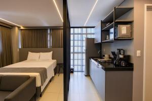 une chambre d'hôtel avec un lit et une cuisine dans l'établissement Voll29 by Hosppedar, à Tambaú 139 autres photos