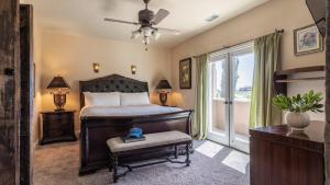 Ένα ή περισσότερα κρεβάτια σε δωμάτιο στο Wilson Creek Manor By AvantStay Sleeps 10 Amazing Estate w Pool Game Room +44 φωτογραφίες