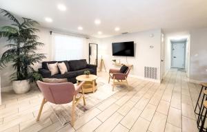 a living room with a couch and a table at Chic & Stylish House In Tampa Ybor&busch in Tampa