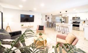 a living room filled with furniture and a kitchen at Chic & Stylish House In Tampa Ybor&busch in Tampa