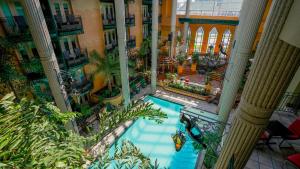 魁北克市Hôtel Plaza Québec par JARO的建筑物内游泳池的俯视图