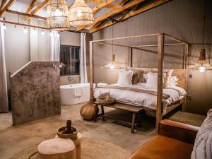 Giường trong phòng chung tại Minara Private Boutique Game Lodge +35 ảnh