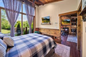 Un dormitorio con una cama y una ventana grande. en Red Wolf Chalet at Eagles Nest, en Banner Elk