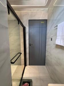 Bilik mandi di ONE BDRM apartment In Kisasi +13 gambar