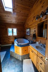 Un baño con bañera y dos lavabos en una cabaña. en 5BR Luxurious Mountain Escape, en Forksville 167 fotos más
