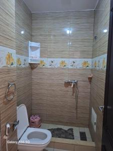 ein Badezimmer mit Toilette und Dusche in der Unterkunft Sofia appartement N24 in Essaouira