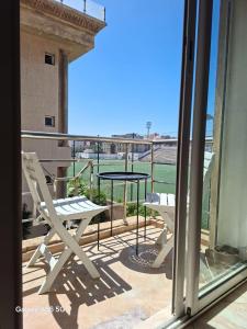 ein Balkon mit Tisch und Stühlen und Aussicht in der Unterkunft Sofia appartement N24 in Essaouira