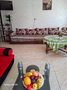 ein Wohnzimmer mit einer Obstschale auf einem Tisch in der Unterkunft Sofia appartement N24 in Essaouira + 5 Fotos