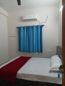 Ένα ή περισσότερα κρεβάτια σε δωμάτιο στο Srivaari Residency Villa