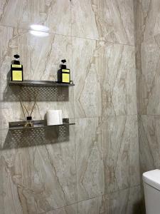 Et badeværelse på Cozy 3Bedroom Apartment in Polana Lar OrAr