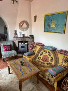 ComaresにあるCasa Ganeshaのソファとテーブルのあるリビングルーム