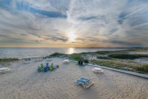 - Vistas a una playa con sillas y mesas en Sandbars Inn - Dog Friendly, en North Truro