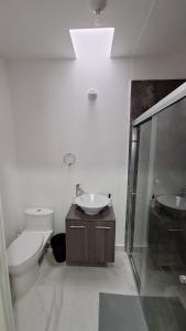 Un baño de Vista Querétaro 2 fotos más