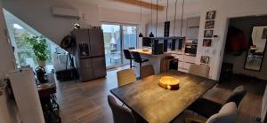 Kuchyň nebo kuchyňský kout v ubytování Luxuriöse Maisonette Wohnung mit Whirlpool und Weitblick im Kurviertel von Bad Salzuflen