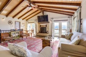 Χώρος καθιστικού στο Walk to Alpine Lake Terra Alta Cabin with Deck