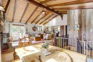 Χώρος καθιστικού στο Walk to Alpine Lake Terra Alta Cabin with Deck