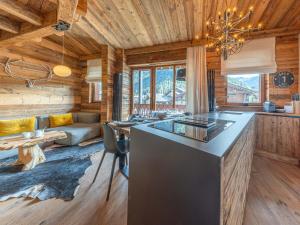 Кухня или мини-кухня в Appartement raffiné avec cheminée, balnéo et Wi-Fi à Val-d’Isère - FR-1-694-44
