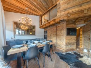 Гостиная зона в Appartement raffiné avec cheminée, balnéo et Wi-Fi à Val-d’Isère - FR-1-694-44
