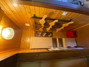 a room with a sauna with wooden walls at Chalet Oase in Susten