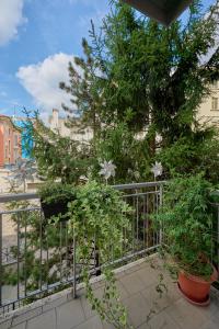 a fence with flowers on it next to a tree at Leila's home forever - casa vacanze in Bergamo