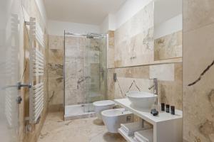W łazience znajduje się toaleta, umywalka i prysznic. w obiekcie H7 Palace w Pradze