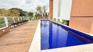 Un balcón con piscina en un edificio. en ASA | Premier Sunset | Piscina | Oktoberfest, en Blumenau