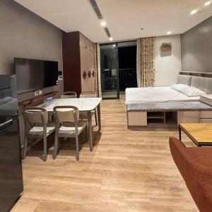 Μια τηλεόραση ή/και κέντρο ψυχαγωγίας στο Aki Room Ở Space Ecopark