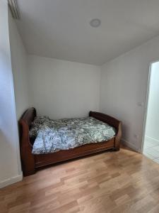 a bedroom with a bed in the corner of a room at Le Battant in downtown Besançon in Besançon
