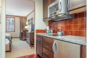 Kuchyň nebo kuchyňský kout v ubytování 3022 Studio Getaway in Suncadia with Spa, Ski, Golf, Hike & More! + 44 fotografií
