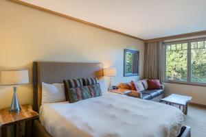 Postel nebo postele na pokoji v ubytování 3022 Studio Getaway in Suncadia with Spa, Ski, Golf, Hike & More!