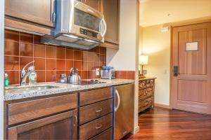 Kuchyň nebo kuchyňský kout v ubytování 3022 Studio Getaway in Suncadia with Spa, Ski, Golf, Hike & More!