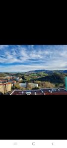 una vista de una ciudad desde lo alto de un edificio en Vistaalegre, en Zarautz