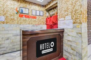 un vestíbulo de hotel con un cartel de hotel en la pared en Super Hotel O M.G. Road, Ranigunj, Secunderabad, en Hyderabad