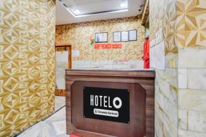 un vestíbulo de hotel con una señal de hotel en un mostrador en Super Hotel O M.G. Road, Ranigunj, Secunderabad, en Hyderabad