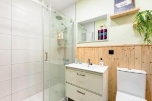 Un baño con ducha, inodoro y lavabo. en CASA playa 3dormitorios, en Málaga 11 fotos más