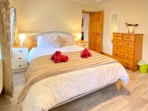 Giường trong phòng chung tại 3-Bedroom Cottage With Plenty Space